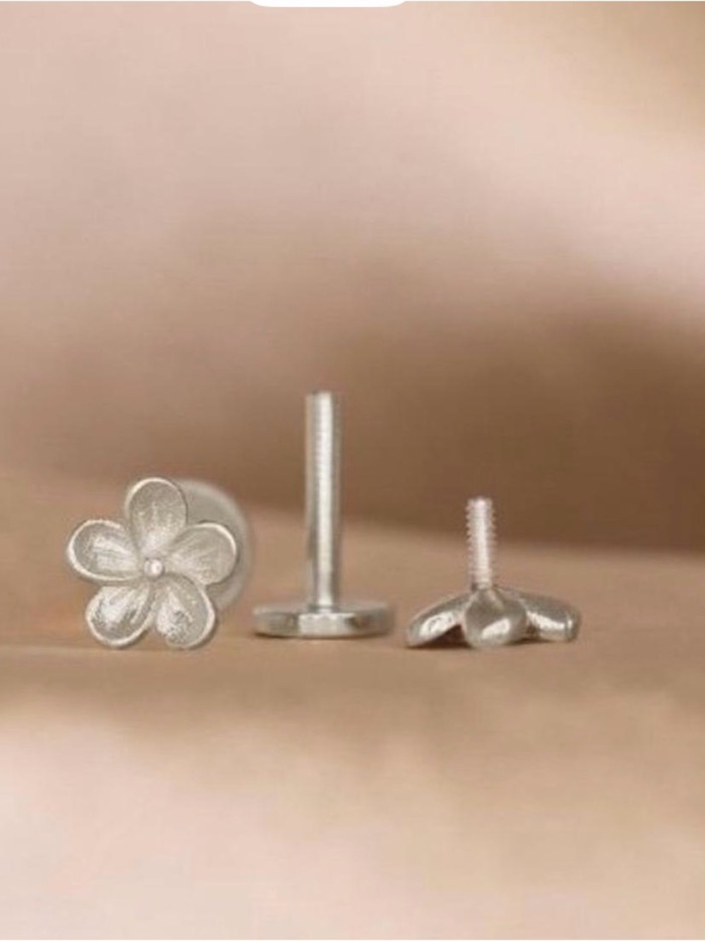 Flat back earring - Picture 2 of 6